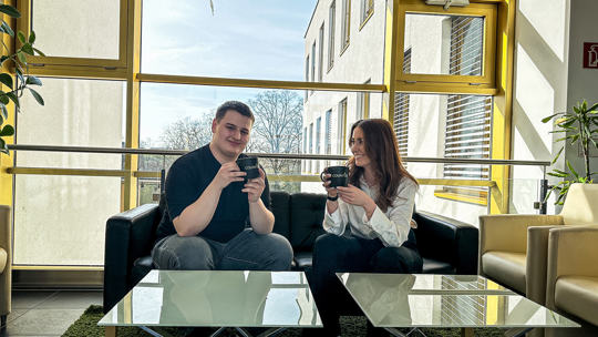 Unsere Mitarbeiterinnen und Mitarbeiter sind mit hohem Engagement am Werk - und mit guter Laune.
