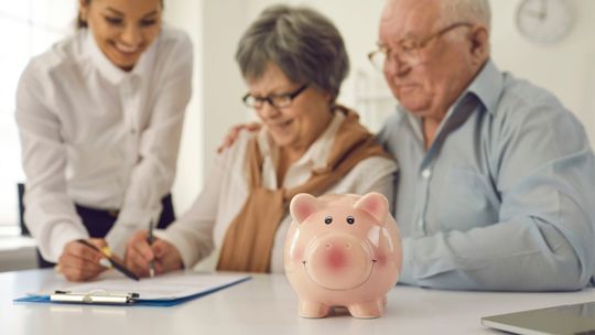 Frau unterstützt angehende Pensionist*innen bei der Antragsstellung.