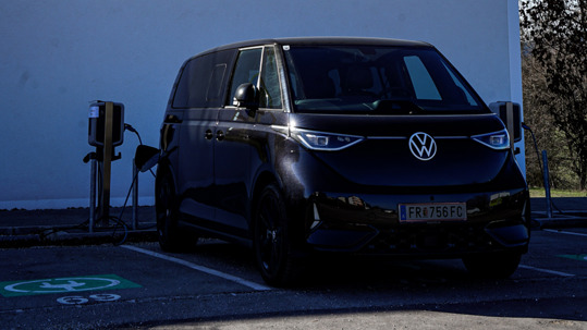 Für E-Dienstwagen gibt es ab 2027 einen Sachbezug zu entrichten.