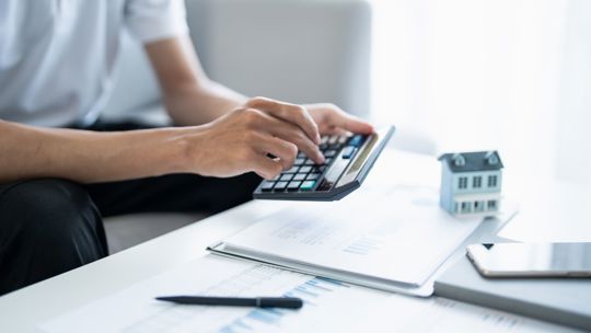 Person mit Taschenrechner